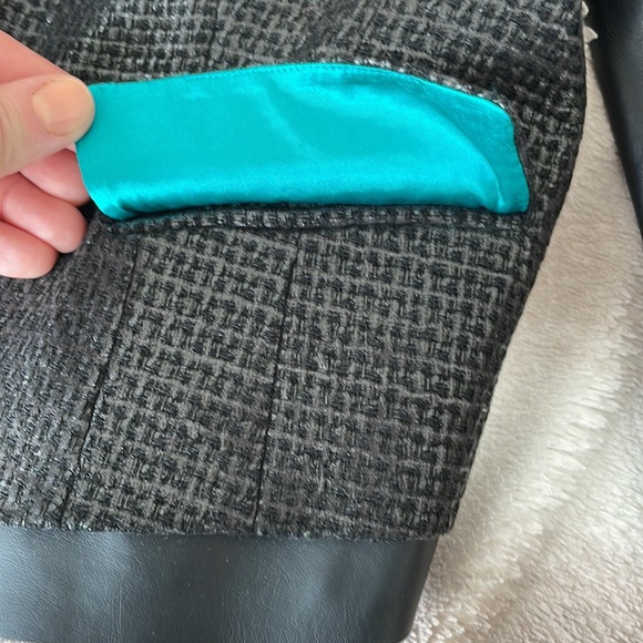 Tahari jacket faux leather and textured front and back on buttons - Picture 2 of 6